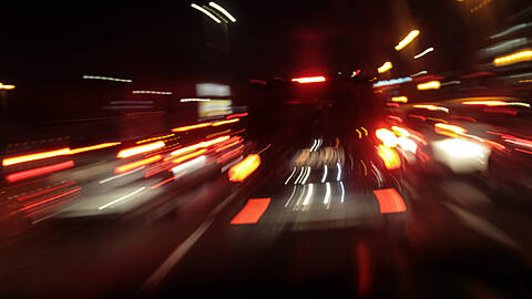 Die beiden Autos rasten mit deutlich mehr als den in diesem Bereich erlaubten 60 km/h durch den Innsbrucker-Ring-Tunnel. (Symbolbild)