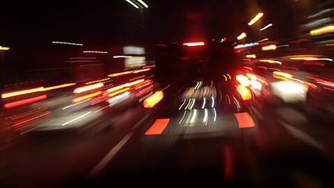 Die beiden Autos rasten mit deutlich mehr als den in diesem Bereich erlaubten 60 km/h durch den Innsbrucker-Ring-Tunnel. (Symbolbild)