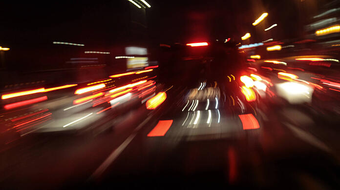 Die beiden Autos rasten mit deutlich mehr als den in diesem Bereich erlaubten 60 km/h durch den Innsbrucker-Ring-Tunnel. (Symbolbild)