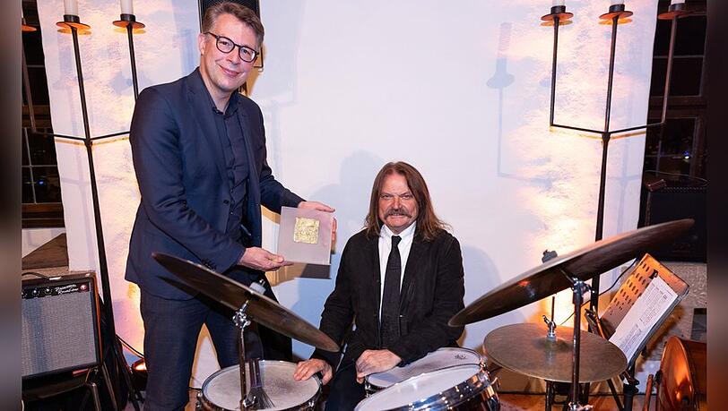 Wissenschafts- und Kunstminister Markus Blume (l.) ehrt Leslie Mandoki mit der Auszeichnung "Pro meritis scientiae et litterarum".