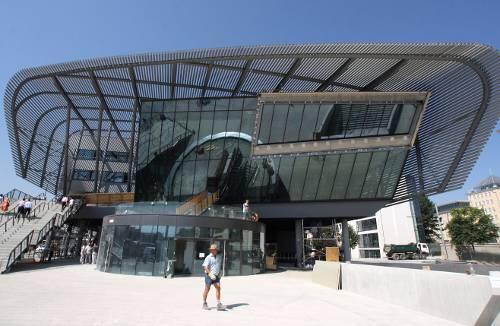 Am Zentralen Omnibusbahnhof an der Hackerbrücke in Münchnen wurden einer 63-jährigen Münchnerin 900 Euro gestohlen - die Polizei sucht nach den zwei Tätern. (Archivbild)