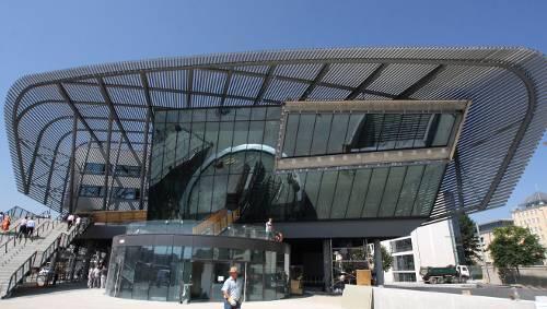 Am Zentralen Omnibusbahnhof an der Hackerbrücke in Münchnen wurden einer 63-jährigen Münchnerin 900 Euro gestohlen - die Polizei sucht nach den zwei Tätern. (Archivbild) Am Zentralen Omnibusbahnhof an der Hackerbrücke in Münchnen wurden einer 63-jährigen Münchnerin 900 Euro gestohlen - die Polizei sucht nach den zwei Tätern. (Archivbild)