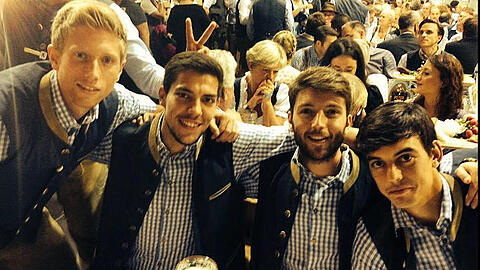 Die Löwen auf der Wiesn (v.l.): Sebastian Hertner, Stefan Ortega, Ilie Sanchez, Edu Bedia.