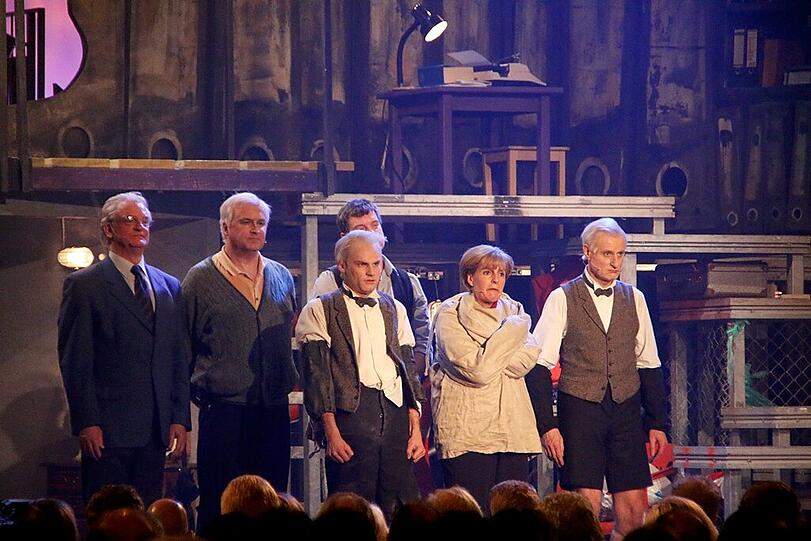 Angela Merkel (Antonia von Romatowski), daneben die Darsteller von Seehofers Hirn, sowie von Seehofer und Joachim Herrmann.