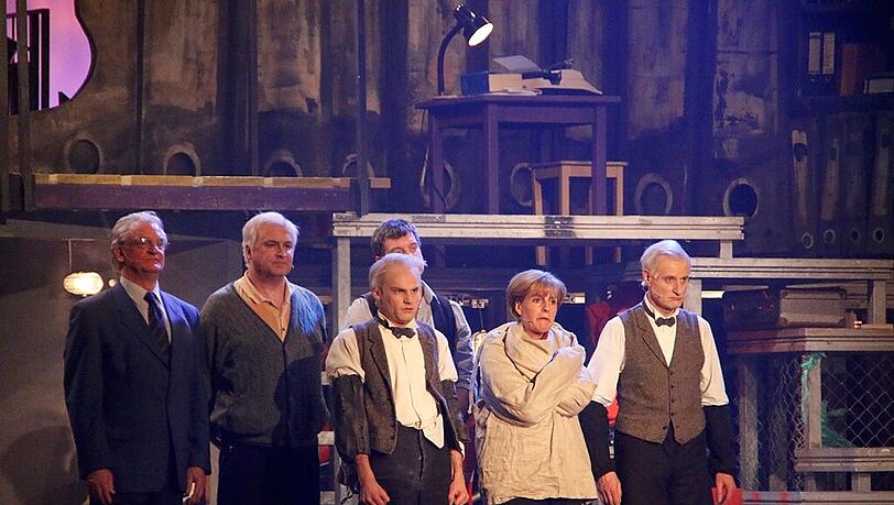 Angela Merkel (Antonia von Romatowski), daneben die Darsteller von Seehofers Hirn, sowie von Seehofer und Joachim Herrmann. Angela Merkel (Antonia von Romatowski), daneben die Darsteller von Seehofers Hirn, sowie von Seehofer und Joachim Herrmann.