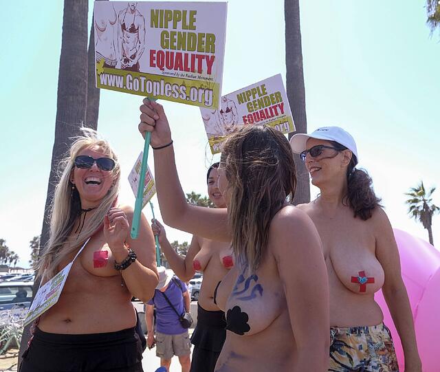 Unter dem Motto "Free your breasts! Free your mind!" ging's mit nackten Brüsten durch New York, Washington und Venice Beach in Kalifornien. Viel Spaß beim Durchklicken.