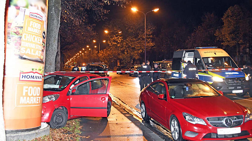 Der Kleinwagen musste dem Geisterfahrer ausweichen und prallte gegen eine Litfaßsaüle.