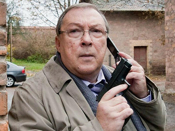 Kurz vor der Übergabe: Herbert Schmücke telefoniert mit Schneider