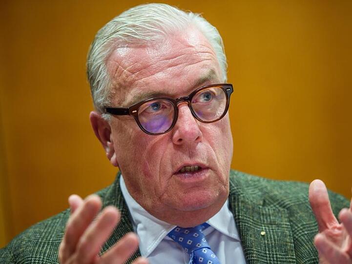 Klaus Reinhardt, Präsident der Bundesärztekammer und Facharzt für Allgemeinmedizin, unterhält sich in einem Besprechungsraum im Hauptsitz der Bundesärztekammer in Berlin.
