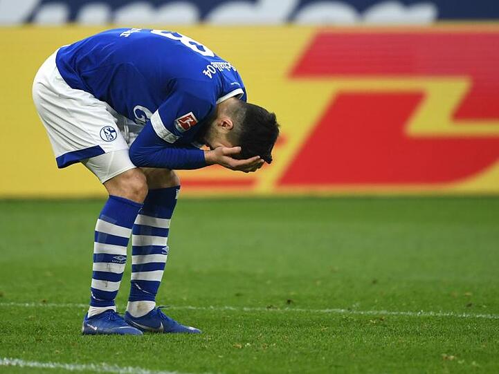 Schalkes Suat Serdar fasst sich nach der Heimniederlage gegen RB Leipzig an den Kopf.