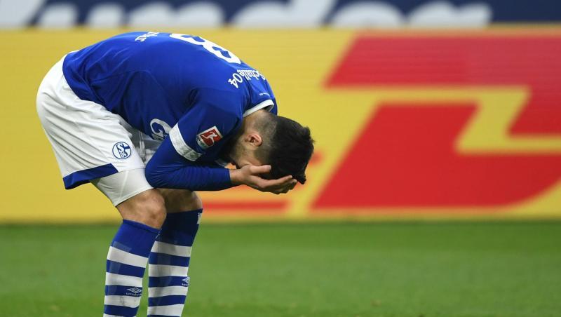 Schalkes Suat Serdar fasst sich nach der Heimniederlage gegen RB Leipzig an den Kopf. Schalkes Suat Serdar fasst sich nach der Heimniederlage gegen RB Leipzig an den Kopf.