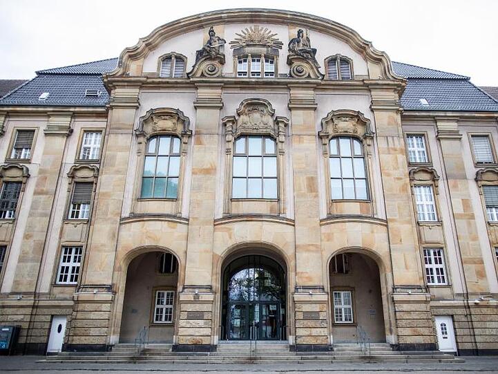 Im Missbrauchskomplex Bergisch-Gladbach begann vor dem Landgericht Mönchengladbach der landesweit erste Prozess gegen zwei Angeklagte.