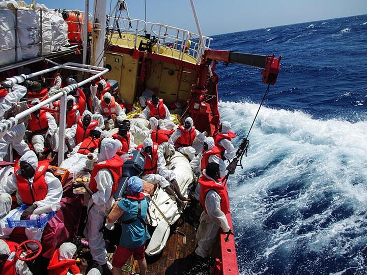 Das Rettungsschiff "Seefuchs" der Regensburger Organisation Sea-Eye bei einem Einsatz im Mittelmeer.