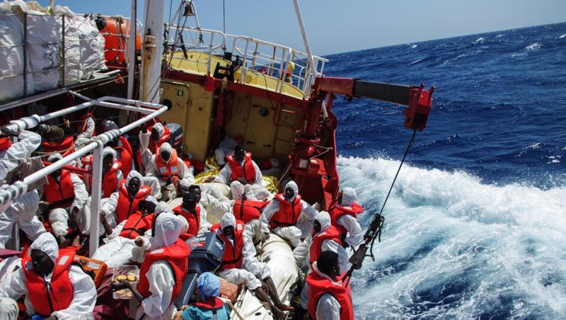 Das Rettungsschiff "Seefuchs" der Regensburger Organisation Sea-Eye bei einem Einsatz im Mittelmeer. Das Rettungsschiff "Seefuchs" der Regensburger Organisation Sea-Eye bei einem Einsatz im Mittelmeer.