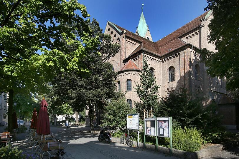 Zentrum am Platz: die Evangelisch-Lutherische Pfarrkirche St. Johannes.