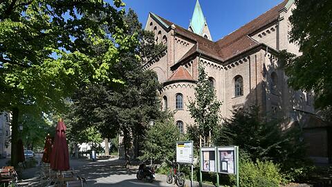 Zentrum am Platz: die Evangelisch-Lutherische Pfarrkirche St. Johannes.