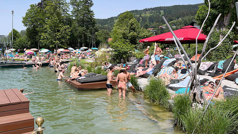 Badegäste füllen das Strandbad am Schliersee bis zum letzten Platz.