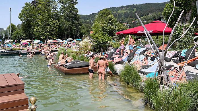 Badegäste füllen das Strandbad am Schliersee bis zum letzten Platz.