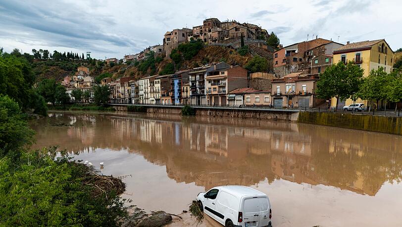 Starke Regenfälle, teils mit Hagel, haben mehrere Regionen in Spanien heimgesucht.