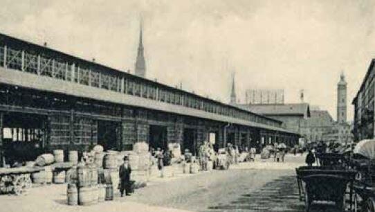 Der Hopfenmarkt zog 1853 vom Viktualienmarkt in die Schrannenhalle um. 1911 fand er wohl zum letzten Mal statt. Der Hopfenmarkt zog 1853 vom Viktualienmarkt in die Schrannenhalle um. 1911 fand er wohl zum letzten Mal statt.
