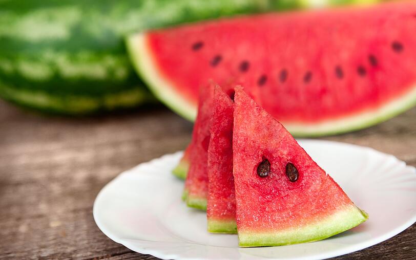 Immer ein Genuss: Wassermelone. Sie ist sehr gut vertr&auml;glich, auch auf n&uuml;chternen Magen. Au&szlig;erdem versorgt sie den K&ouml;rper mit viel Fl&uuml;ssigkeit.