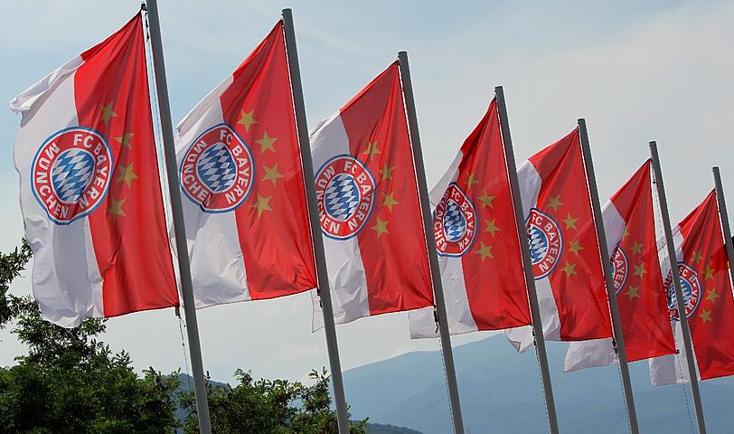 Neue Bilder vom Trainingslager der Bayern am Gardasee.