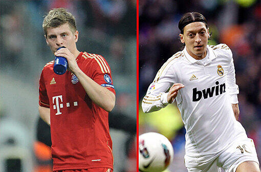 KROOS - ÖZIL: &bdquo;Ich hätte nie gedacht, dass sich Mesut derart stark positioniert und durchsetzen kann in diesem Star-Ensemble von Real, sein direkter Konkurrent ist ja kein geringerer als Kaka. Ein starker Vorbereiter, torgefährlicher als Kroos. Der wiederum ist ein kompletter Fußballer mit einer Riesen-Technik, hat stark angefangen in dieser Saison, pendelt nun ein bisschen zwischen den Positionen. Doch auf der Zehn hinter den Spitzen ist er besser aufgehoben als auf der Sechserposition. Dennoch: Özil ist ein Tickchen stärker.&ldquo; Stand: 4,5:5,5