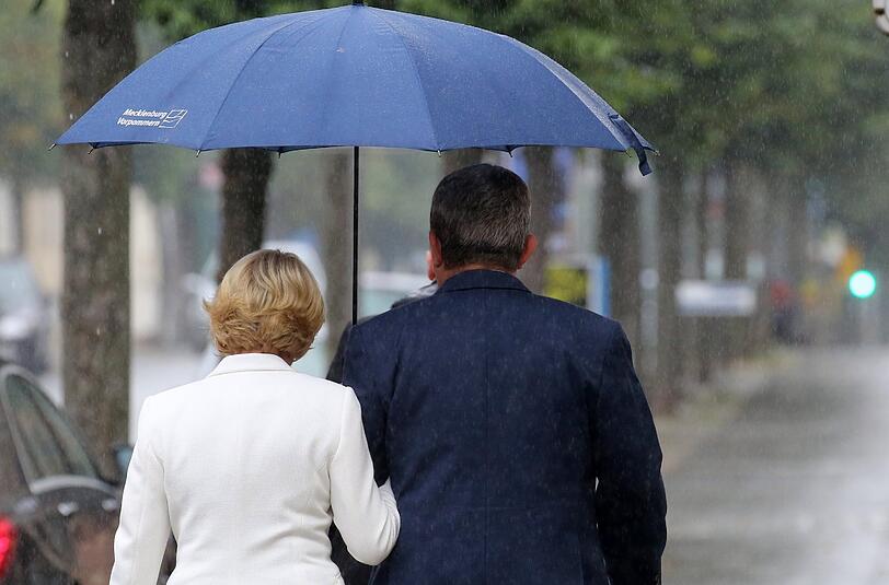 Der Spitzenkandidat der CDU, Lorenz Caffier nach der Wahl mit seiner Frau Ingetraut.