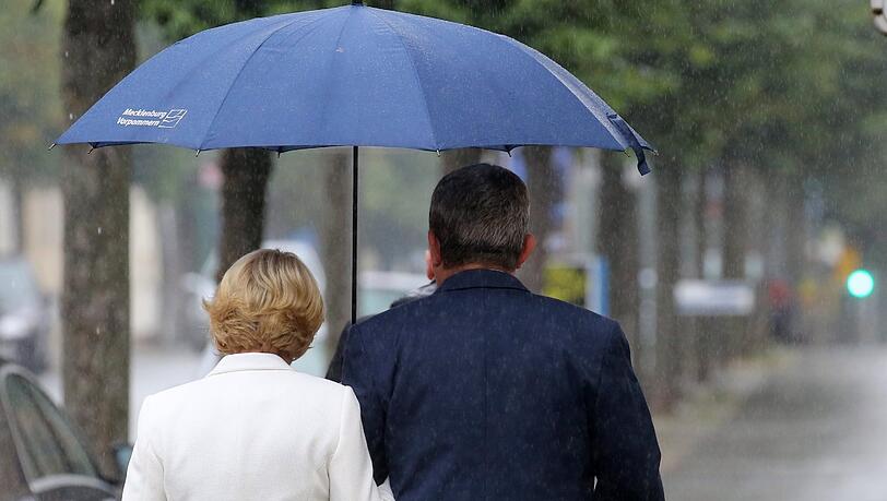 Der Spitzenkandidat der CDU, Lorenz Caffier nach der Wahl mit seiner Frau Ingetraut. Der Spitzenkandidat der CDU, Lorenz Caffier nach der Wahl mit seiner Frau Ingetraut.