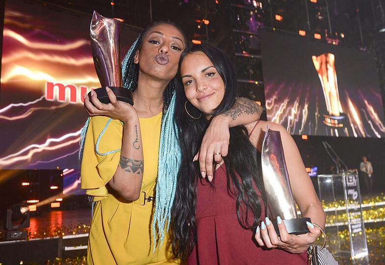 Das Hip-Hop-Duo SXTN mit ihren Awards.