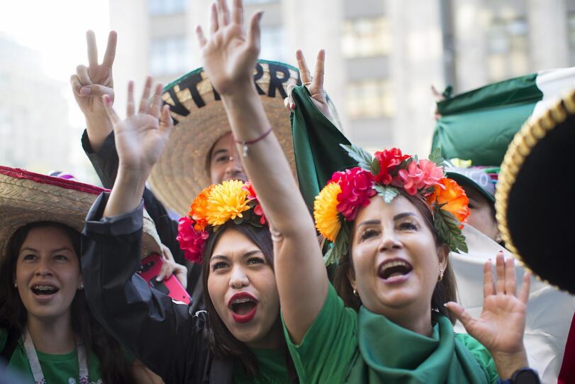 Bunt und lebendig: Fußball-Fans aus aller Herren Länder bevölkern während der WM die russischen Städte.