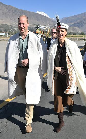 Am dritten Tag ihrer Pakistan-Reise trägt das royale Paar bei der Ankunft in einem Dorf im Chitral-Tal traditionelle Umhänge. Auffällig: Das Outfit von Kate erinnert stark an den Look von Lady Diana bei ihrem Pakistan-Besuch 1991.