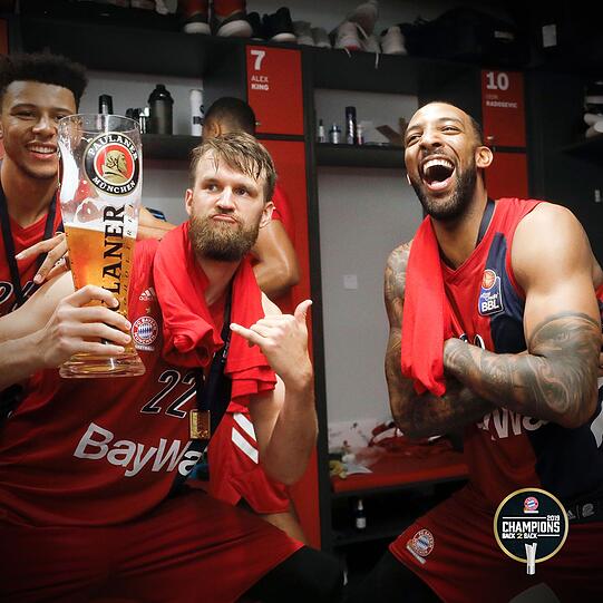 So sehen Meister aus: Kapitän Danilo Barthel (l.) und Derrick Williams (r.).