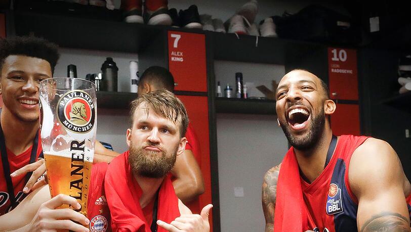 So sehen Meister aus: Kapitän Danilo Barthel (l.) und Derrick Williams (r.). So sehen Meister aus: Kapitän Danilo Barthel (l.) und Derrick Williams (r.).