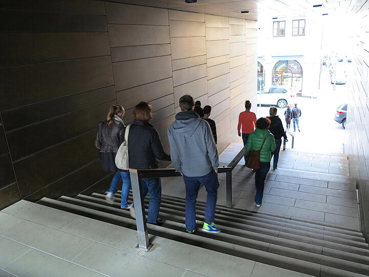 AZ-Leser Djordje Matkovic findet die kleinen Pyramiden am Geländer gefährlich.