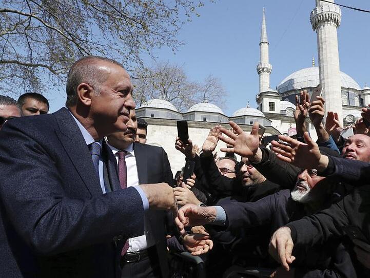 Der türkische Präsident Recep Tayyip Erdogan spricht in Istanbul mit Anhängern.