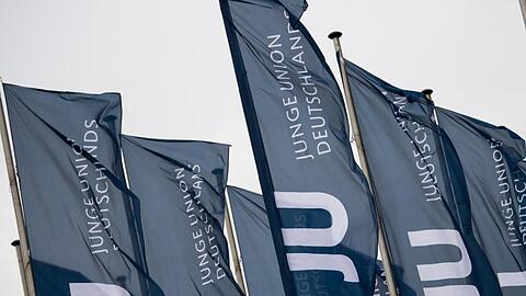 Fahnen mit dem Logo der Jungen Union. Foto: Monika Skolimowska/dpa-Zentralbild/dpa/Archivbild