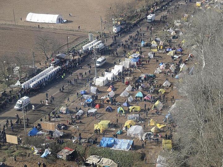Das Luftbild aus einem Hubschrauber des türkischen Innenministeriums zeigt Migranten, die an der türkisch-griechischen Grenze bei Pazarkule für Lebensmittel anstehen.