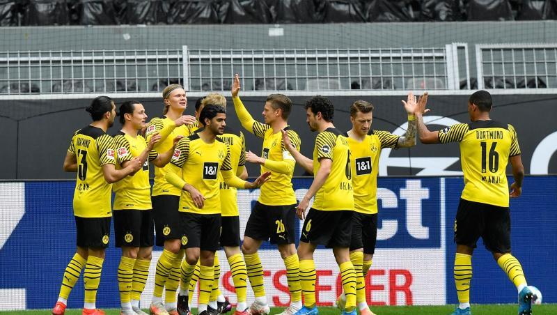 Dortmunds Spieler jubeln nach dem Tor von Stürmer-Juwel Erling Haaland zum frühen 1:0 gegen Bayer 04 Leverkusen.