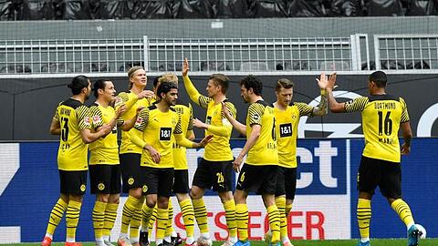 Dortmunds Spieler jubeln nach dem Tor von Stürmer-Juwel Erling Haaland zum frühen 1:0 gegen Bayer 04 Leverkusen.