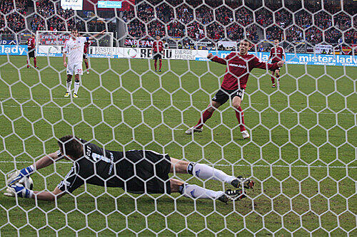 Club-Regisseur Zvjezdan Misimovic scheitert mit seinem Elfmeter an HSV-Keeper Frank Rost.