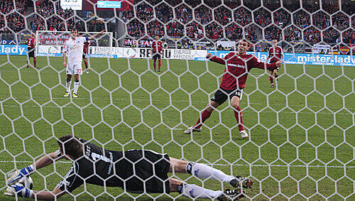 Club-Regisseur Zvjezdan Misimovic scheitert mit seinem Elfmeter an HSV-Keeper Frank Rost. Club-Regisseur Zvjezdan Misimovic scheitert mit seinem Elfmeter an HSV-Keeper Frank Rost.