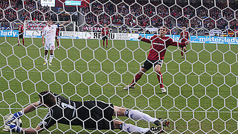 Club-Regisseur Zvjezdan Misimovic scheitert mit seinem Elfmeter an HSV-Keeper Frank Rost.