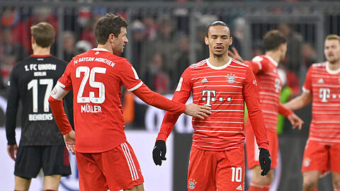 Thomas Müller (l.) und Leroy Sané gehören zu den Bayern-Spielern, die die Hass-Nachrichten vorlesen.