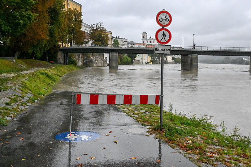 Passau: Eine Absperrung steht am überschwemmten Innufer. Auch wenn in Bayern der meiste Regen des Wochenendes wohl schon gefallen ist - an den Flüssen machen sich die Niederschläge erst Stunden oder Tage später bemerkbar. In Passau, wo sich drei Flüsse treffen, sollte mit ersten Sperrungen in der Altstadt in den Abendstunden gerechnet werden, teilte die Stadt mit.