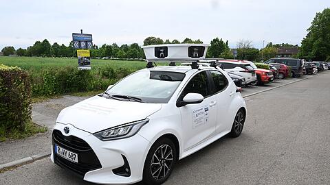 Heidelberg setzt als eine der ersten Kommune bundesweit auf ein Scan-Auto im Kampf gegen Parksünder - hier ein Scan-Fahrzeug bei einem Modellversuch auf dem Parkplatz der Universität Hohenheim bei Stuttgart. (Archivbild)