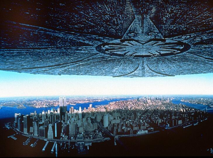 Ein gigantisches Ufo bedroht New York , die Aliens wollen die Menschen vernichten. Filmszene aus Roland Emmerichs "Independence Day". Ein gigantisches Ufo bedroht New York , die Aliens wollen die Menschen vernichten. Filmszene aus Roland Emmerichs "Independence Day".