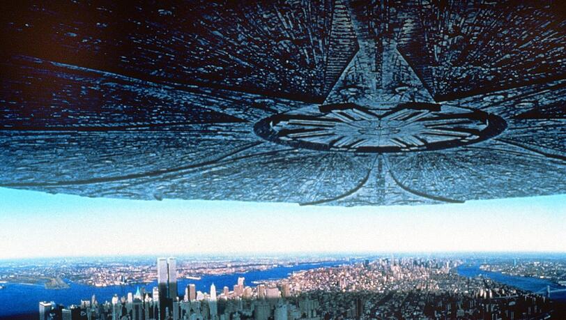 Ein gigantisches Ufo bedroht New York , die Aliens wollen die Menschen vernichten. Filmszene aus Roland Emmerichs "Independence Day". Ein gigantisches Ufo bedroht New York , die Aliens wollen die Menschen vernichten. Filmszene aus Roland Emmerichs "Independence Day".