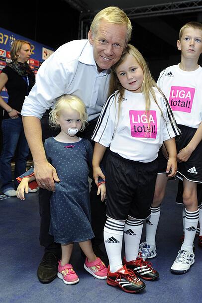 Johannes B. Kerner ist Vater von vier Kindern. Hier sieht man ihn mit seinen jüngsten Töchtern Jilly Lina (*2009) und Polly (*2007) im Jahr 2012. Johannes B. Kerner ist Vater von vier Kindern. Hier sieht man ihn mit seinen jüngsten Töchtern Jilly Lina (*2009) und Polly (*2007) im Jahr 2012.