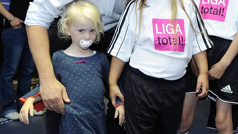 Johannes B. Kerner ist Vater von vier Kindern. Hier sieht man ihn mit seinen jüngsten Töchtern Jilly Lina (*2009) und Polly (*2007) im Jahr 2012.